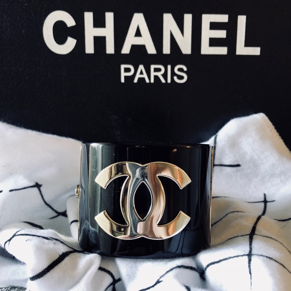 Obvi brand. Pearl and gold cuff black resin.